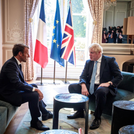 El presidente francés, Emmanuel Macron, y el primer ministro británico, Boris Johnson, en su reunión en el Palacio del Eliseo, en parís. EFE/EPA/CHRISTOPHE PETIT TESSON