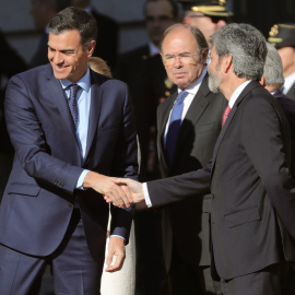 El presidente del gobierno Pedro Sánchez y el presidente del Tribunal Supremo Carlos Lesmes, se saludan a su llegada al Congreso de los Diputados, en el que se celebra la solemne conmemoración del 40 aniversario de la Constitución. EFE/Juan