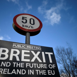 Un letrero sobre el brexit entre Donegal, en la República de Irlanda, y Londonderry, en Irlanda del Norte. REUTERS / Clodagh Kilcoyne