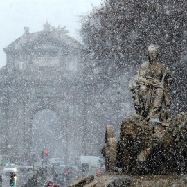 La fuente de Cibeles, en Madrid, bajo una intensa nevada. / EFE