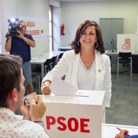 22/08/2019 - La candidata al gobierno riojano del PSOE, Concha Andreu, durante la votación que el partido de La Rioja. / EUROPA PRESS - RAQUEL MANZANARES