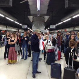 Passatgers de Rodalies esperant a l'andana de l'estació de Sants, a Barcelona, en un matí de retards. Europa Press