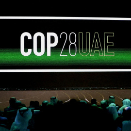 Audiencia frente al logo de la COP28, en Abu Dabi, Emiratos Árabes Unidos, a 16 de enero de 2023.