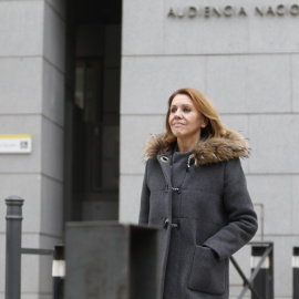 La ex secretaria general del PP María Dolores de Cospedal a la salida este martes de la Audiencia Nacional, a 28 de noviembre de 2023.