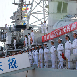 Soldados de la Armada china forman en la cubierta de su destructor durante el Día Nacional de la Armada, en Binhai (Tianjin), este domingo 23 de abril. REUTERS