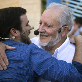 El coordinador general de IU, Alberto Garzón, abraza al excoordinador general, Julio Anguita, durante el acto central de campaña de Unidos Podemos, en Córdoba. EFE/Rafa Alcaide