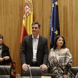 El secretario general del PSOE, Pedro Sánchez (c) junto a la portavoz del partido, Adriana Lastra (d) y la presidenta de la formación, Cristina Narbona (i), durante la reunión que el Grupo Parlamentario Socialista ha celebrado en el Congres