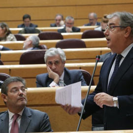 El Ministro del Interior, Juan Ignacio Zoido (d), interviene en la sesión de control al Gobierno, esta tarde en el Senado, en Madrid. EFE/Zipi