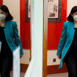 La ministra de Sanidad, Carolina Darias, aparece reflejada en una espejo a su llegada a la rueda de prensa tras el Consejo Interterritorial del Sistema Nacional de Salud, este miércoles en Moncloa, Madrid.