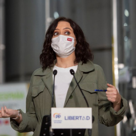 La presidenta de la Comunidad de Madrid y candidata a la reelección, Isabel Díaz Ayuso, interviene en una rueda de prensa convocada durante su visita a Villarejo de Salvanés, a 29 de abril de 2021, en Villarejo de Salvanés, Madrid, (España)