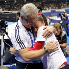 Geddert abraza a la gimnasta Jordyn Wieber en los Mundiales de Tokio de 2011. REUTERS/Kim Kyung-Hoon