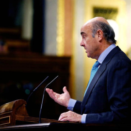 El Ministro de Economía, Industria y Competitividad, Luis de Guindos, durante su intervención en el pleno del Congreso. | J.P.GANDUL (EFE)