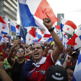 Decenas de personas celebran el fallo de la Corte Suprema de Justicia que declaró "inconstitucional" el contrato de explotación de la mina en Panamá, a 28 de noviembre de 2023, en Ciudad de Panamá.