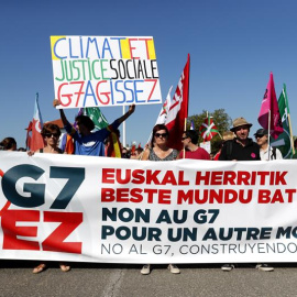 Imagen de la manifestación de la contracumbre del G7 cerca de Biarritz. EFE/EPA