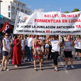 Limpiadoras y camareras de piso de hotel durante el primer día de huelga convocada por las "kellys" de Ibiza y Formentera, para protestar por los salarios recibidos en temporadas en las que los hoteles de las islas "hacen el agosto" y "se l