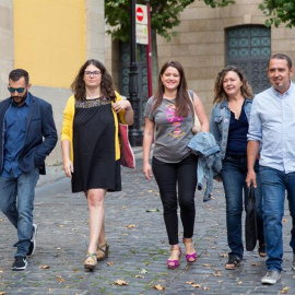 Martín, en el centro de la imagen, en una de las reuniones de la negociación del acuerdo. /  EFE/Raquel Manzanares