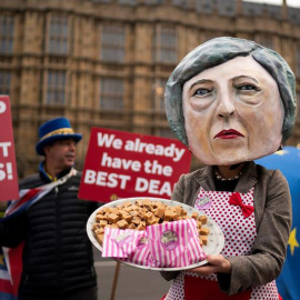 Una activista 'antibrexit, 'disfrazada de Theresa May. ante el Parlamento en Londres. / WILL OLIVER (EFE)