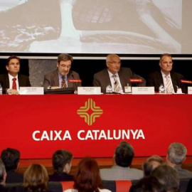 El expresidente de Caixa Catalunya, Narcís Serra, acompañado de los miembros de la dirección de la caja, en una junta de la entidad catalana. EFE