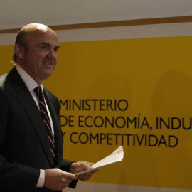 El ministro de Economía, Luis de Guindos, a su llegada la rueda de prensa que ofreció en la sede del ministerio. | JAVIER LIZÓN (EFE)