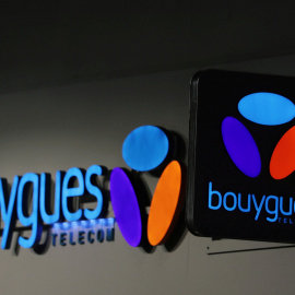 El logo de Bouygues Telecom a la entrada de una de sus tiendas en Niza. REUTERS/Eric Gaillard