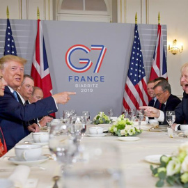 25/08/2019.- El presidente de EEUU, Donald Trump, mantiene una reunión con el primer ministro británico, Boris Johnson, durante la cumbre del G7 en Biarritz, Francia. EFE/EPA/Dylan Martínez