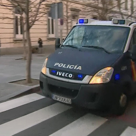 Vista del furgón policial en el que se trasladó a José Ramón Prado Bugallo, Sito Miñanco,a la Audiencia Nacional para ser interrogado por la juez Carmen Lamela. EFE