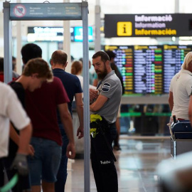 Los pasajeros pasan los controles de seguridad en la segunda jornada de huelga de los trabajadores de tierra de Iberia en el aeropuerto de Barcelona-El Prat que se está desarrollando sin incidencias. EFE/Alejandro García