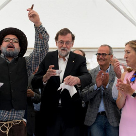 El expresidente del Gobierno Mariano Rajoy (c), el presidente de la Xunta, Alberto Núñez Feijóo (d) y la expresidenta del Congreso, Ana Pastor (2d), entre otros, durante la edición número treinta de la romería dedicada a la vendimia, que ha