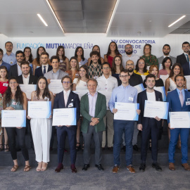 26/08/2019 - Lorenzo Cooklin, director general de la Fundación Mutua, con los becados de este año / FUNDACIÓN MUTUA MADRILEÑA