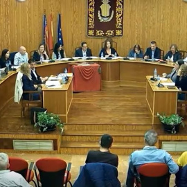 Momento en el que la concejala de Vox hace el gesto de disparar a una del PSPV-PSOE durante el pleno en el Ayuntamiento de Moncada (València).