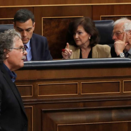 El portavoz de ERC, Joan Tardà, pasa ante el presidente del Gobierno, Pedro Sánchez, la vicepresidenta, Carmen Calvo y el ministro de Exteriores, Josep Borrell, en el pleno del Congreso sobre Cataluña y el acuerdo de la Unión Europea sobre 