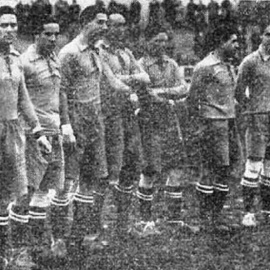 Patricio P. Escobal, tercero por la izquierda, junto a sus compañeros del Real Madrid en una fotografía publicada en 1926 'El imparcial' en una crónica futbolística bajo el título "El partido de ayer, un gran triunfo del 'foot-ball'"