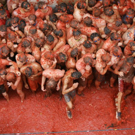 Participantes en la Tomatina en 2014. REUTERS / Albert Gea