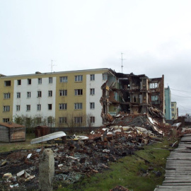 Un edificio de apartamentos en Chersky, Rusia, parcialmente destruido por deshielo del hielo congelado en una de sus secciones / Vladimir Romanovsky