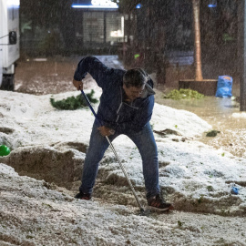 26/08/2019.- Vista del estado de las calles en la localidad madrileña de Arganda del Rey, tras la fuerte tormenta de lluvia y granizo que ha caído este lunes en toda la Comunidad de Madrid. Emergencias 112 de la Comunidad de Madrid ha gesti