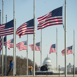 Banderas de EEUU en Washington, junto al Capitolio. - AFP