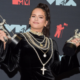 26/08/2019.- La cantante española Rosalía posando con sus premios en la sala de prensa durante los premios MTV Video 2019 en Newark, New Jersey. EFE/EPA/DJ JOHNSON