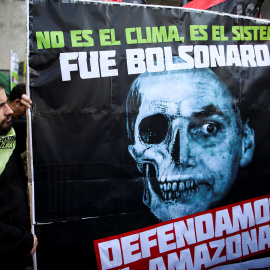 Manifestantes sostienen una pancarta contra Bolsonaro en Buenos Aires debido a los incendios que arrasan el Amazonas. /REUTERS