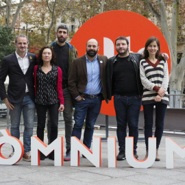 Jordi Cabré, Maite Carranza, Víctor Garcia Tur, Carles Rebassa i Núria Franquet, els premiats a la Nit de Santa Llúcia, amb el vicepresident d'Òmnium Cultural, Marcel Mauri.