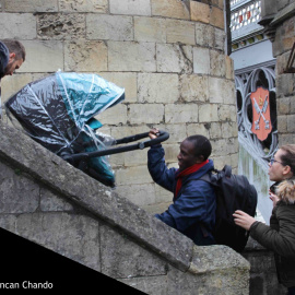 'Helping hand' es el título de esta foto en que dos hombres ayudan a subir el carrito de un bebé por las escaleras, presentada en la galería de imágenes de Envision Kindness.