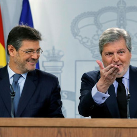 El ministro de Justicia, Rafael Catalá, y el ministro de Educación y portavoz del Gobierno, Íñigo Méndez de Vigo (d), durante la rueda de prensa que han ofrecido tras la reunión hoy del Consejo de Ministros. EFE/Juan Carlos Hidalgo