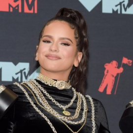 La cantant catalana Rosalía amb els premis a la sala de premsa durant els premis MTV Vídeo 2019 a Newark, New Jersey. EFE/EPA/DJ JOHNSON