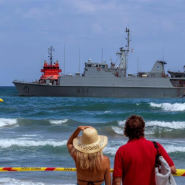 27/08/2019 - Vista del dragaminas Turia encallado en la costa La Manga del Mar Menor durante las tareas de búsqueda del reactor C-101 accidentado este martes / EFE - CRISTÓBAL OSETE