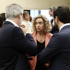 27/08/2019 - La presidenta de la Diputación Permanente, Meritxell Batet (c), conversa con diputados de Ciudadanos, durante la Diputación Permanente del Congreso/ EUROPA PRESS