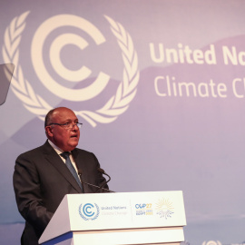 El presidente de la COP27, Sameh Shoukry , habla durante la inauguración del primer plenario de la cumbre climática celebrada en Egipto.