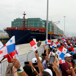 Personas celebrando la inauguración del Canal de Panamá con banderas del país. REUTERS/Carlos Jasso