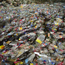 Cada minuto se consumen un millón de botellas de plástico en el mundo. AFP