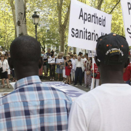 Integrantes de la Plataforma de Inmigrantes de Madrid junto a la 'marea blanca'. EFE