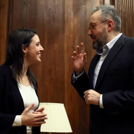 Los portavoces parlamentarios de Ciudadanos y Podemos, Juan Carlos Girauta e Irene Montero, respectivamente, durante la reunión que han mantenido hoy en el Congreso para avanzar en una futura reforma de la ley electoral más proporcional. EF