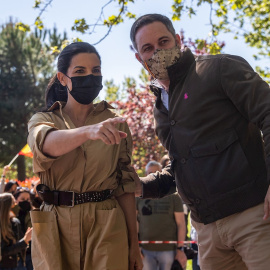 La candidata de Vox a la Comunidad de Madrid, Rocío Monasterio, y el líder del partido, Santiago Abascal, durante un acto electoral del partido de ultraderecha.